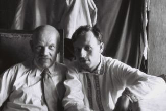 Андрей Сахаров с отцом, приблизительно 1948 год. В этом году Сахаров был зачислен в советскую исследовательскую группу, занимавшуюся разработкой термоядерного оружия