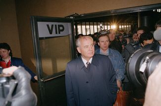 Горбачев из Москвы улетает на похороны немецкого политика Вилли Брандта (по такому случаю бывшему президенту вернули загранпаспорт), 16 октября 1992 года
