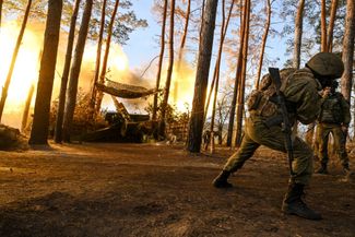 Российский военный ведет огонь из гаубицы «Гиацинт-Б» в направлении Лимана 