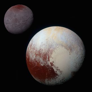 Изображение из улучшенных цветных снимков Плутона (нижний правый) и Харона (верхний левый), сделанных космическим аппаратом NASA New Horizons 14 июля 2015 года.