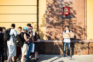 Individual pickets outside Moscow’s police headquarters at 38 Petrovka Street. June 7, 2019.