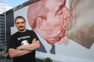Художник Дмитрий Врубель во время реставрации граффити «Господи, помоги мне выжить среди этой смертной любви» в Берлине. 22 июня 2009 года