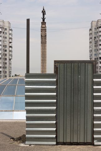 Алматы, площадь Республики, монумент Независимости