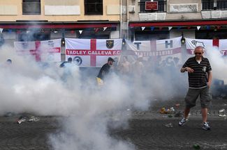 Полиция распылила слезоточивый газ в толпе английских болельщиков перед матчем в Марселе. 11 июня 2016 года.