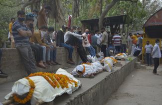 Очередь на кремацию в городе Газиабад, штат Уттар-Прадеш. 17 апреля 2021 года