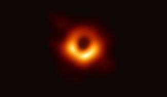 <a href="https://meduza.io/feature/2019/04/10/astrofiziki-vpervye-pokazali-izobrazhenie-chernoy-dyry" target="_blank">Первое в истории</a> изображение черной дыры. Проект «Телескоп горизонта событий» два года обрабатывал данные наблюдений за черной дырой массой 6,6 миллиарда солнечных в центре галактики М87. На «фотографии» — аккреционный диск ионизированного газа, который вращается вокруг черной дыры со скоростью тысяча километров в секунду. 10 апреля 2019 года