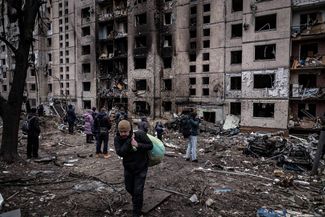 Обстрелянная девятиэтажка в Соломенском районе. 2 января 2024 года