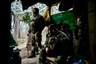 Украинские военнослужащие в траншее под Кременной
