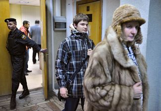 Иван Касперский и Наталья Касперская перед заседанием суда над обвиняемыми в похищении Касперского-младшего, 25 декабря 2012 года