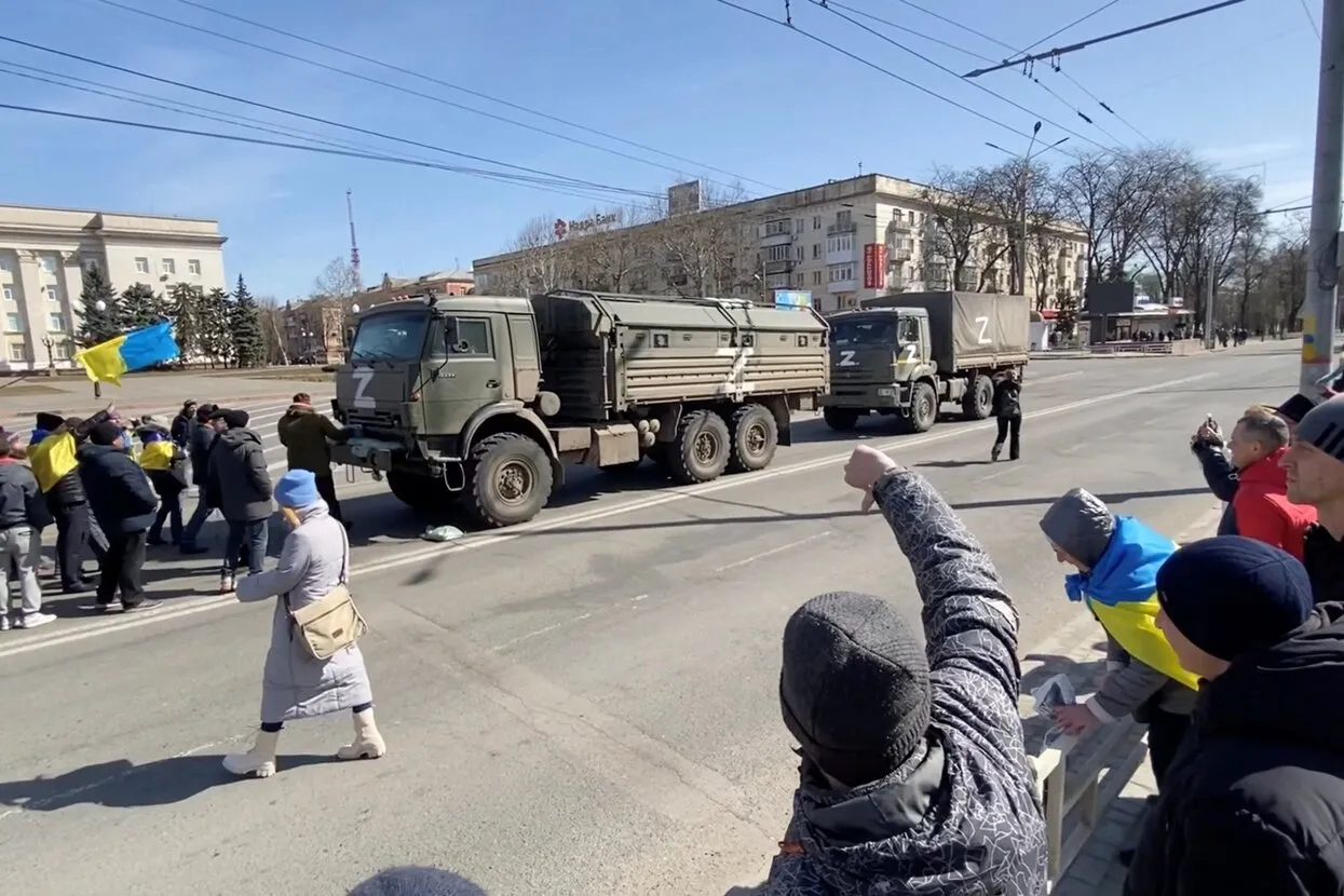 Херсон три недели находится под контролем российских военных. В городе  трудно с едой и еще хуже с лекарствами. Люди в форме — на каждом шагу  Главное из репортажа «Русской службы Би-би-си» —