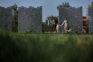 Мемориал жертвам российских военных преступлений в Буче. На монументе — имена 501 опознанного погибшего жителя города в Киевской области