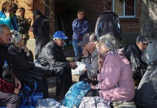 Жители Волчанска и других сел региона ждут эвакуационные автобусы