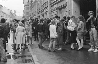 Зрители на улице Рубинштейна перед концертом в Рок-клубе. Вторая половина 1980-х годов