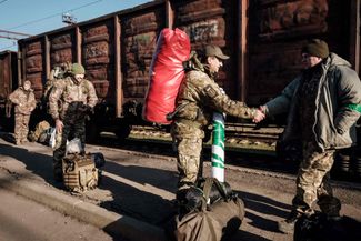 Украинские солдаты прибывают в Краматорск из Киева. Краматорск и соседний Славянск являются крупными центрами группировки ВСУ в Донбассе
