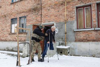 Петр Козловский возле своего дома в Часовом Яре, который он вынужден покинуть из-за боев