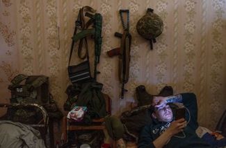 Украинский солдат отдыхает в своей комнате в прифронтовом госпитале