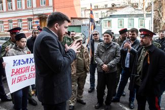Леонид Волков говорит с казаками, пришедшими помешать открытию штаба в Ростове-на-Дону. 8 апреля 2017 года