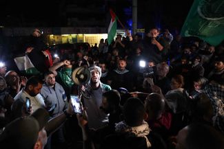 Протестующие пришли к посольству США. Они скандировали лозунги в поддержку Палестины.