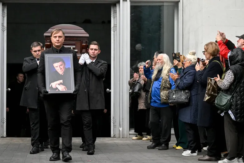 В Москве простились с Анатолием Кашпировским — самым известным «целителем» позднего СССР. Фотографии