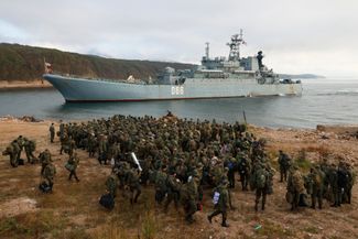 Призывники у десантного корабля «Ослябя» во Владивостоке