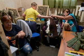 Беженцы с территорий Украины, оккупированных российскими войсками, и жители Запорожья делают маскировочные сетки для украинских солдат. В организацию «Солдатских матерей», созданную в 2014 году, входят около 100 волонтеров.