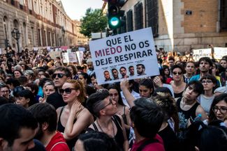 Акция протеста против освобождения участников «волчьей стаи» из-под стражи под залог. Надпись на плакате — «Пусть страх не позволит вам дышать». Мадрид, 22 июня 2018 года