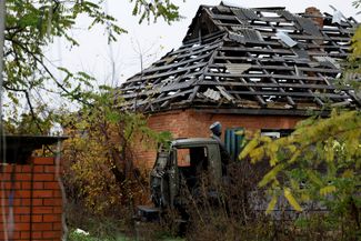 Разбитый военный грузовик рядом с разрушенным домом в Цуповке