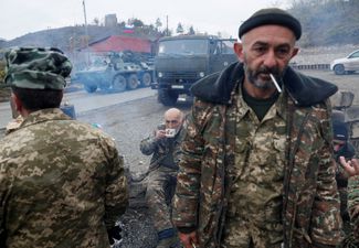 Армянские солдаты наблюдают за движением российских миротворцев по дороге через Лачин. 13 ноября 2020 года