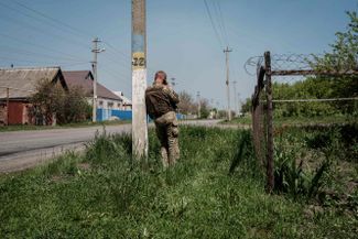 Военнослужащий украинской армии на линии фронта в селе Переездное Донецкой области звонит домой жене.