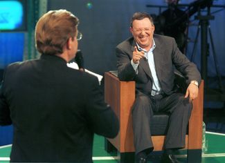 Владелец НТВ Владимир Гусинский и президент канала Евгений Киселев обсуждают арест бизнесмена и его трехдневное заключение в Бутырской тюрьме в эфире программы «Глас народа», 20 июня 2000 года