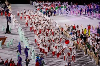 Сборная Японии. По традиции спортсмены страны — хозяйки Игр идут последними на церемонии открытия. Первой всегда идет сборная Греции