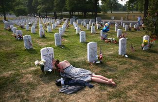 27 мая 2007 года. Арлингтонское национальное кладбище, США. Мэри Макхью на могиле жениха — сержанта Джеймса Ригана, погибшего в Ираке в результате взрыва самодельного взрывного устройства. Риган похоронен на «Участке 60» — самой новой части кладбища, предназначенной для погибших в Ираке и Афганистане американских военных. С 2003 по 2013 год в Ираке, по данным Минобороны США, погибли 4424 военнослужащих.