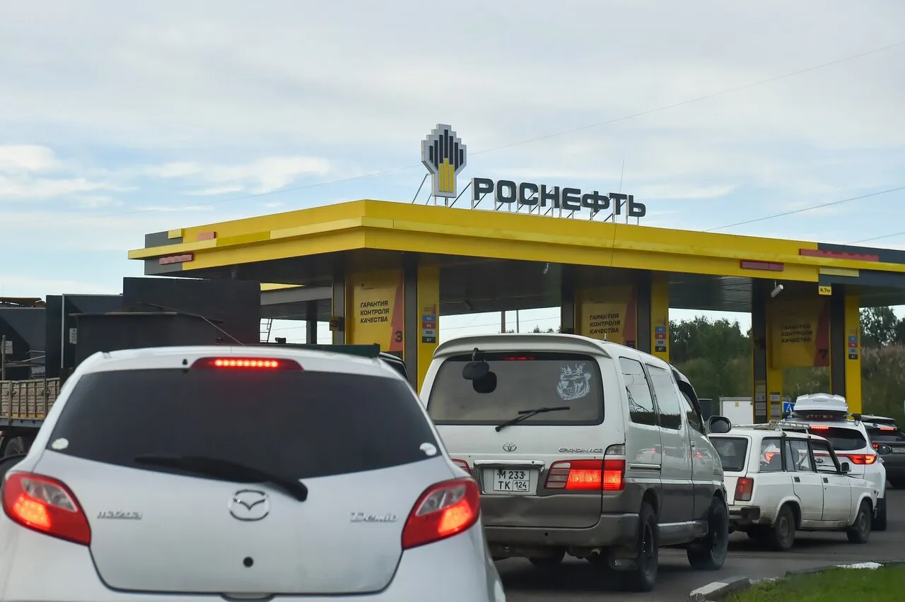 Long lines and empty pumps. Russia's gasoline crisis in photos. — Meduza