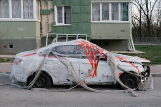 Поврежденный автомобиль во дворе дома на Харьковской Горе. Апрель 2024 года