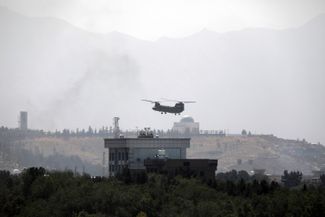Американский вертолет приземляется у посольства США в Кабуле для эвакуации дипломатов, 15 августа 2021 года