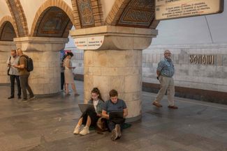 Жители Киева укрываются на станции метро «Золотые ворота» во время очередной воздушной тревоги из-за российского авиаудара