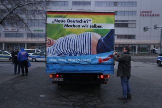 Грузовик с плакатом АдГ: «Новые немцы? Мы сделаем их сами». Франкфурт-на-Одере, 5 декабря 2021 года