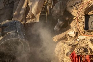 Спасатели в Тефегагте пытются поднять из-под завалов осла