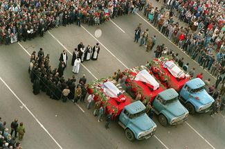 Похороны демонстрантов, погибших в столкновениях с военными в центре Москвы. 24 августа 1991 года. 37-летний Владимир Усов, 28-летний Илья Кричевский и 22-летний Дмитрий Комарь были посмертно награждены званием Героя Советского Союза.