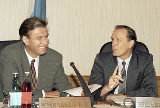 Председатель ЦИК РФ Александр Иванченко (слева) и секретарь ЦИК РФ Александр Вешняков в 1997 году