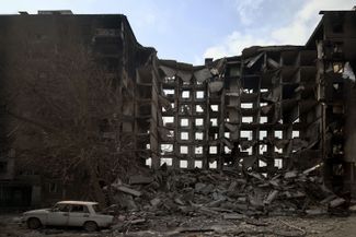 Разрушенный жилой дом в Мариуполе. 25 марта 2022