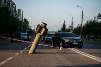 Ракета, попавшая в дорожное полотно в Краматорске, вблизи многоквартирного дома