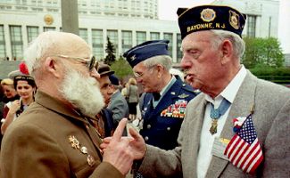 Ветераны Второй мировой войны из России и Америки вспоминают военное прошлое, собравшись у Белого дома на площади Свободной России