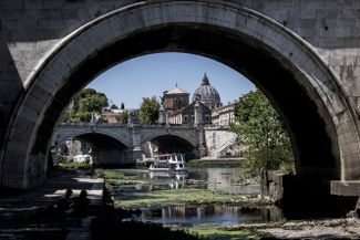 В Риме уровень воды в реке Тибр опустился на метр по сравнению с летом 2021 года. 15 июля 2022 года
