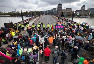 Полиция блокирует участников акции протеста на Ламбетском мосту в Лондоне, 7 октября 2019 года