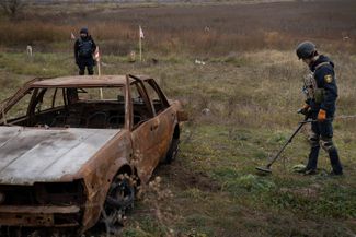 Украинский сапер ищет мины