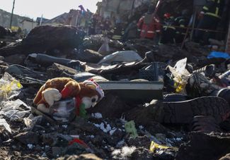 Плюшевая игрушка посреди обломков, оставшихся после ракетного удара по рынку в Шевченково
