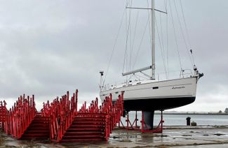 Яхта «Андромеда» стоит в сухом доке в Дранске на острове Рюген в Германии. 14 марта 2023 года