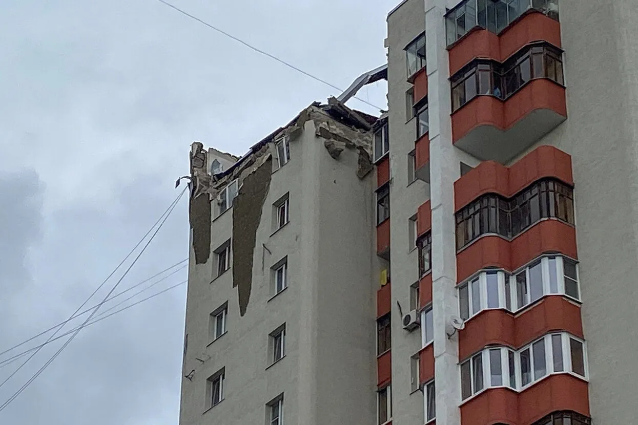 В Белгороде поврежден 16-этажный жилой дом. Власти заявили, что в городе  «работала ПВО» из-за обстрела ВСУ Чья ракета (российская или украинская)  упала на многоэтажку, непонятно — Meduza