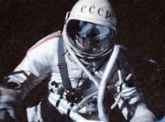 Алексей Леонов во время выхода в открытый космос. 18 марта 1965 года.